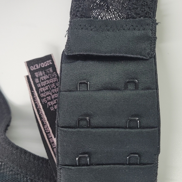 32DD Victoria's Secret Push Up black bra with gold rings - Picture 11 of 12